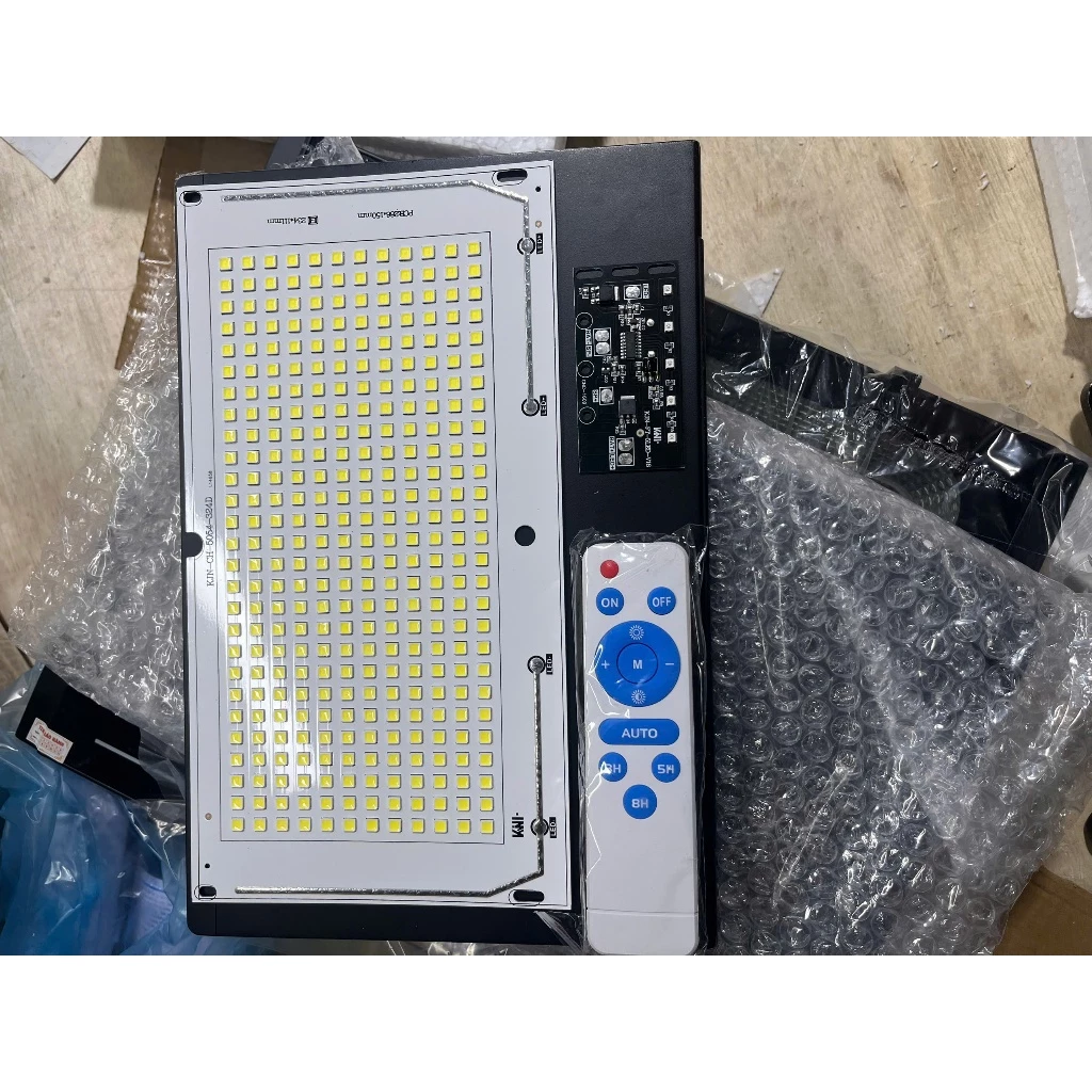 Mạch LED đèn pha 200W, 300w,500w năng lượng mặt trời - chip 5054, mạch sạc, remote. Siêu s
